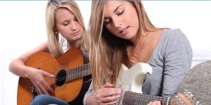 Meitenes spēlē ģitāru