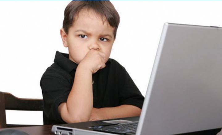 Bērns pie datora