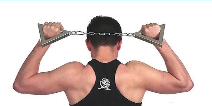 Cilvēks veic izometriskus vingrinājumus muguras muskuļiem