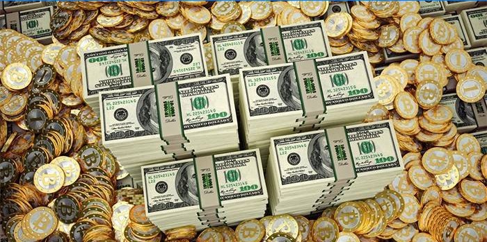 Bitcoin monētas un dolāru pakas