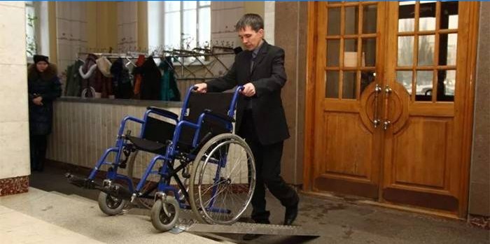 Cilvēks ar ratiņkrēslu