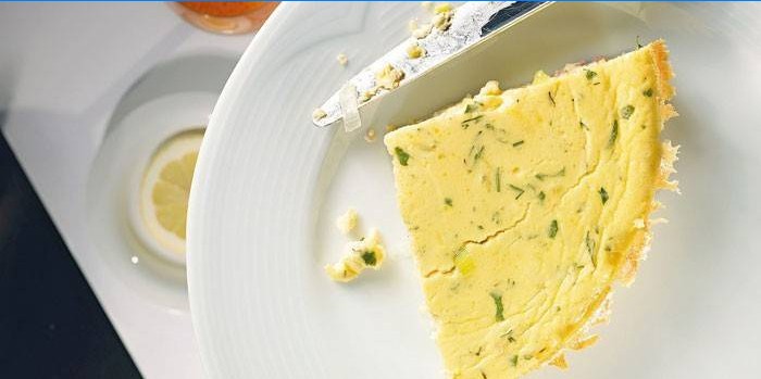 Gatavā omlete šķēle ar zaļumiem