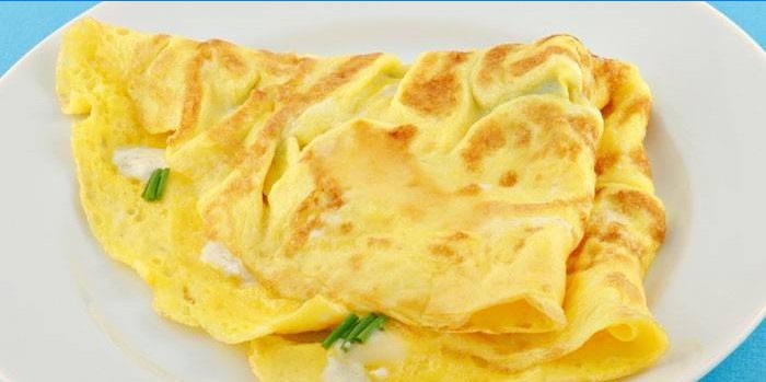 Plānas diētas omlete ar biezpienu un zaļumiem