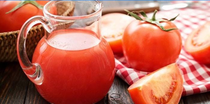 Tomātu sula krūzē un tomāts
