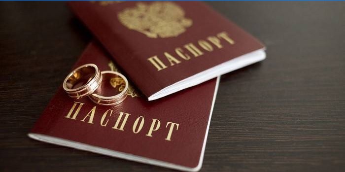 Divas pases un kāzu gredzeni