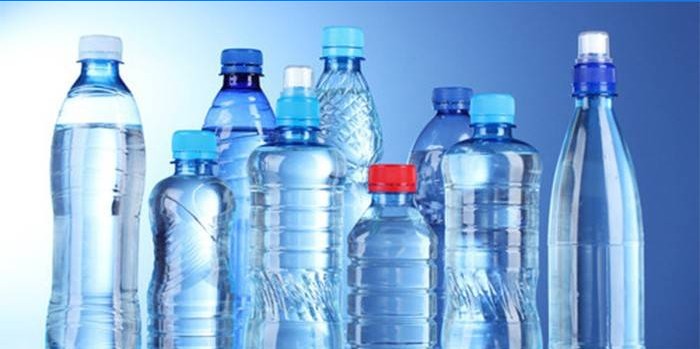 Ūdens plastmasas pudelēs