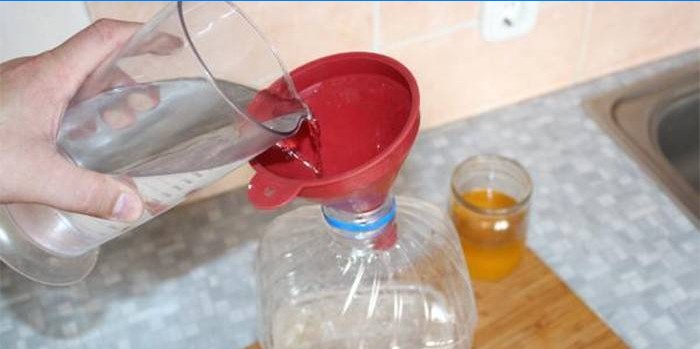 Alkohola sajaukšanas process ar ūdeni