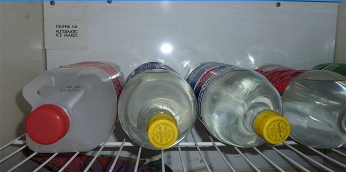 Pašdarinātas degvīna pudeles ledusskapī