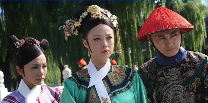Meitenes un puisis ķīniešu tautastērpos