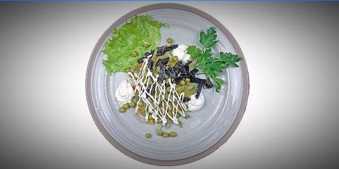Prāgas salāti ar sēnēm un zaļajiem zirnīšiem
