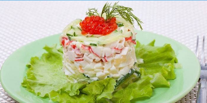 Tsarskiy salātu daļa ar krabju nūjiņām un sarkano ikru