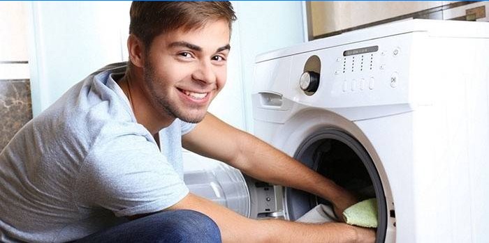 Puisis liek lietas veļas mašīnas mucā