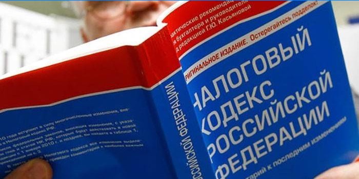 Cilvēks lasa Krievijas Federācijas nodokļu kodu