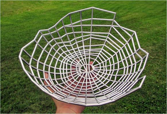 Dizaina metāla grozi austa zirnekļa tīkla formā
