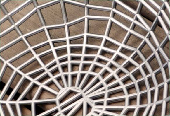 Dizainera metāla grozs savstarpēji savīta tīkla formā