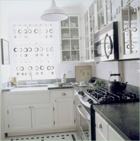 Neliela virtuve baltā krāsā