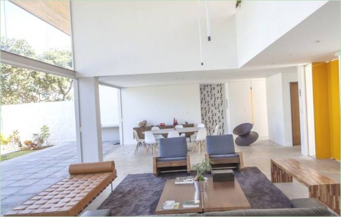 Modernās mājas dzīvojamā istaba Linhares Dias House Brazīlijā