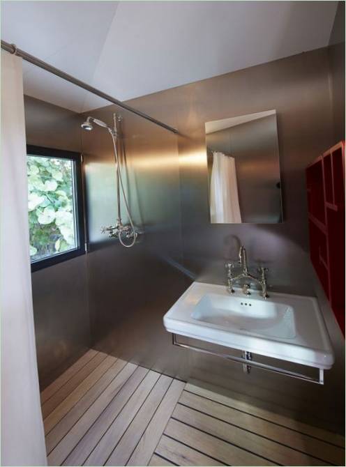 Vannas istaba, kas veidota metāliskā krāsā
