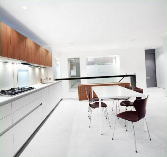 Interjera virtuves dizains ar ēdamgaldu Mews House Primrose Hill 2 Londonā